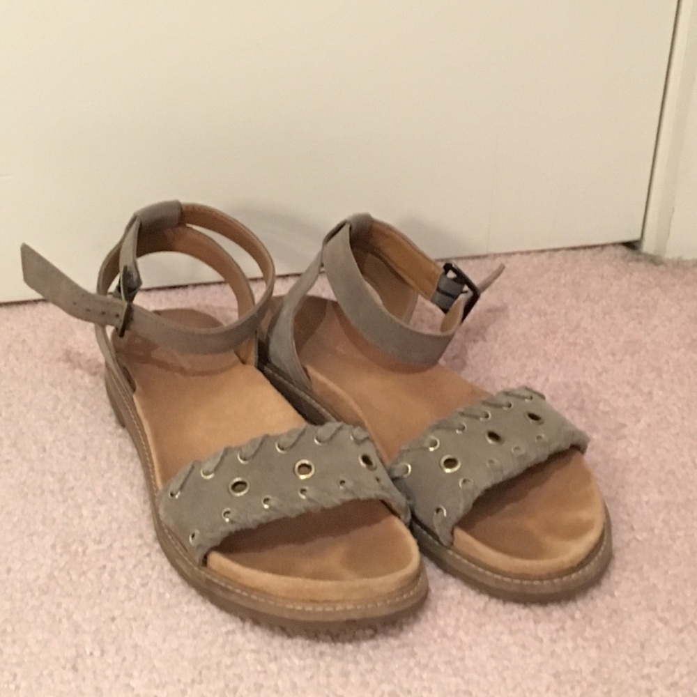 Detailed flat sandals